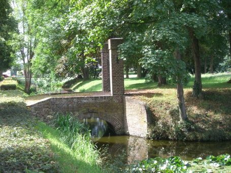 Bergen : Kasteel Well, der äußere Wassergraben